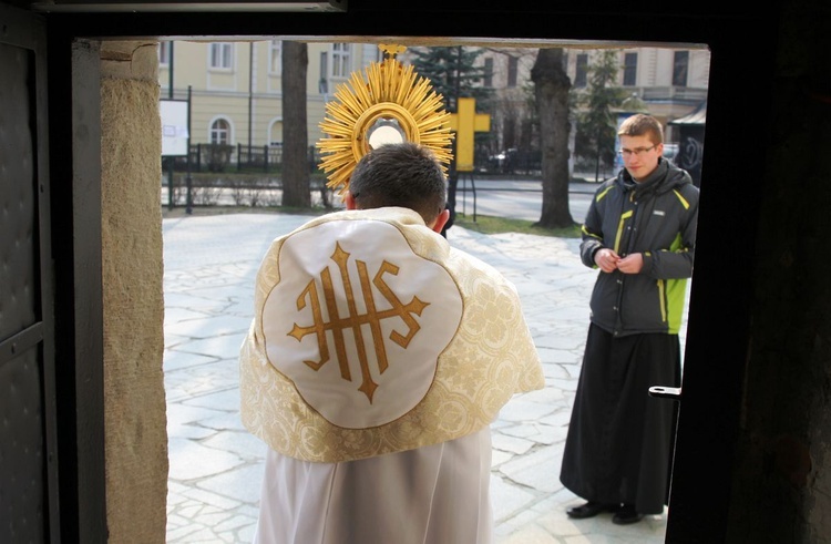 Błogosławieństwo i Koronka do Bożego Miłosierdzia z wieży konkatedry w Żywcu