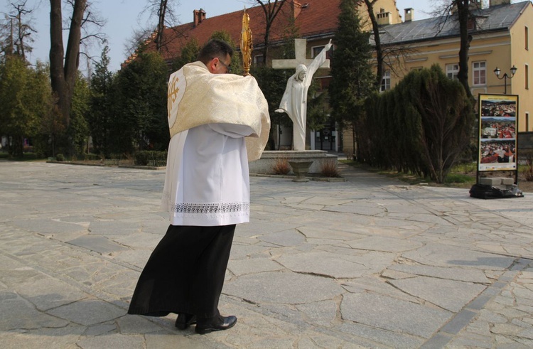 Błogosławieństwo i Koronka do Bożego Miłosierdzia z wieży konkatedry w Żywcu