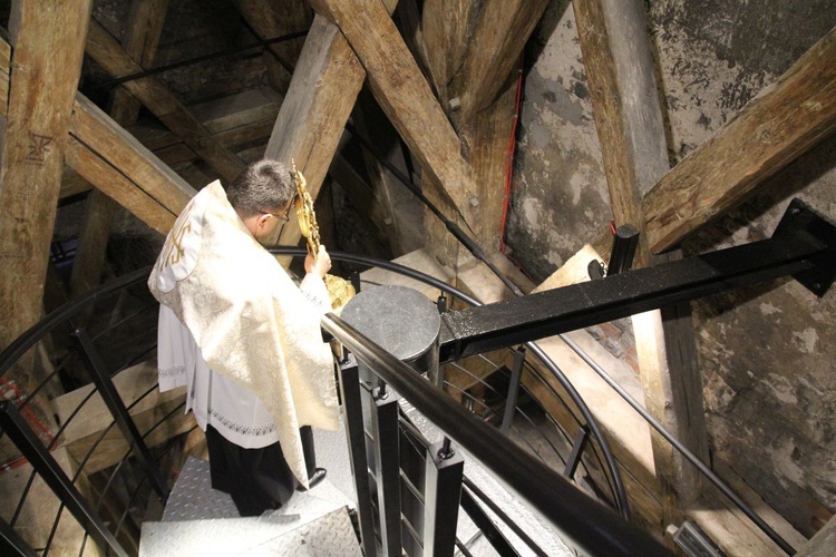 Błogosławieństwo i Koronka do Bożego Miłosierdzia z wieży konkatedry w Żywcu