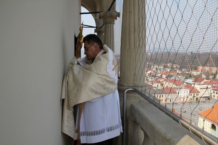 Błogosławieństwo i Koronka do Bożego Miłosierdzia z wieży konkatedry w Żywcu