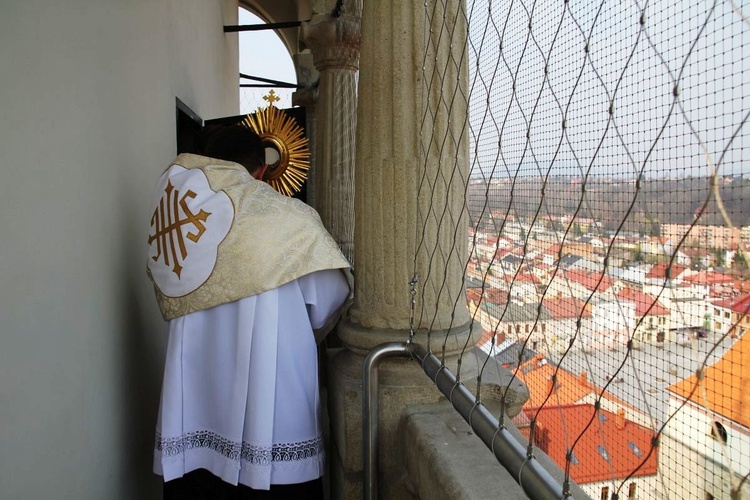 Błogosławieństwo i Koronka do Bożego Miłosierdzia z wieży konkatedry w Żywcu