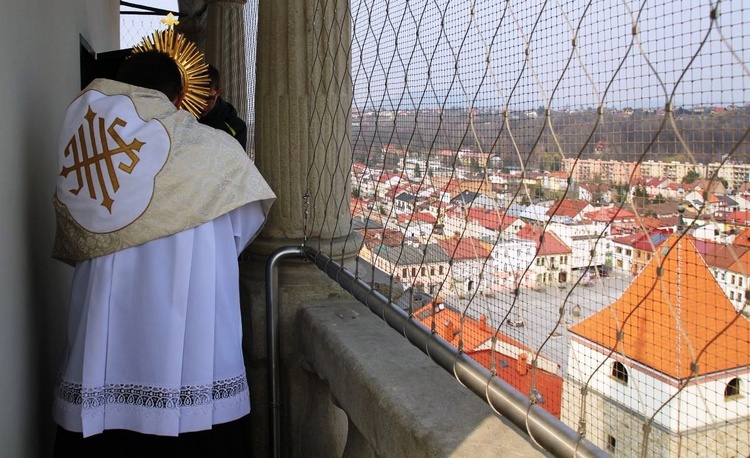 Błogosławieństwo i Koronka do Bożego Miłosierdzia z wieży konkatedry w Żywcu