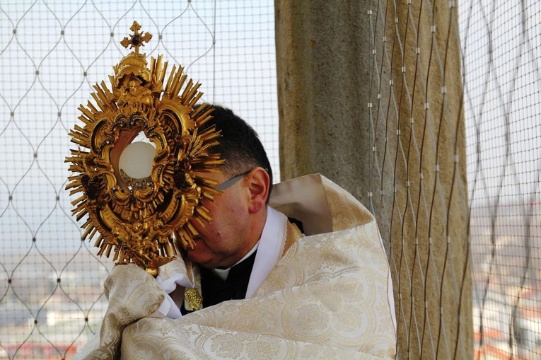 Błogosławieństwo i Koronka do Bożego Miłosierdzia z wieży konkatedry w Żywcu