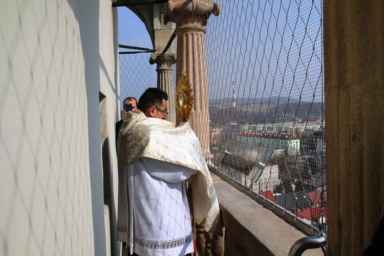 Błogosławieństwo i Koronka do Bożego Miłosierdzia z wieży konkatedry w Żywcu