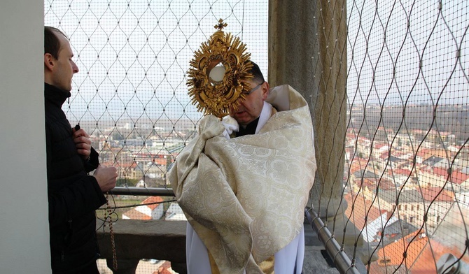 Ks. Grzegorz Gruszecki z Najświętszym Sakramentem i ks. Grzegorz Kierpiec w czasie Koronki do Bożego Miłosierdzia na wieży konkatedralnej o 15.00.