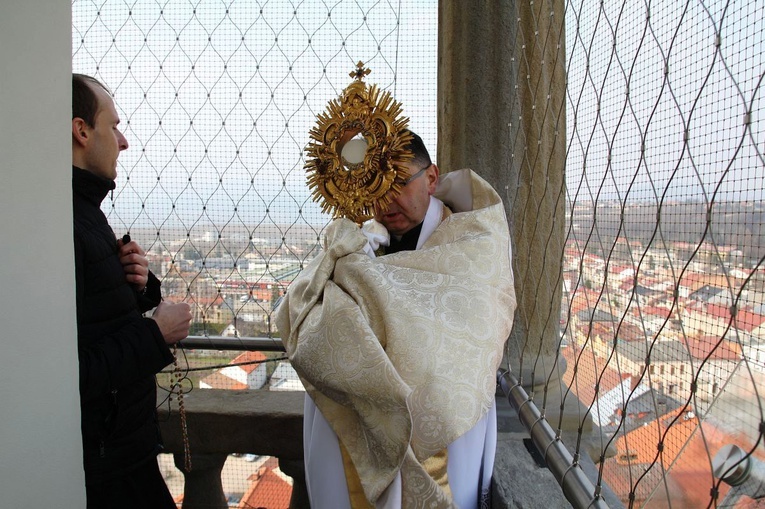 Ks. Grzegorz Gruszecki z Najświętszym Sakramentem i ks. Grzegorz Kierpiec w czasie Koronki do Bożego Miłosierdzia na wieży konkatedralnej o 15.00.