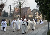 W eucharystycznej procesji niesione są relikwie i figura św. Rocha, patrona na czas epidemii.