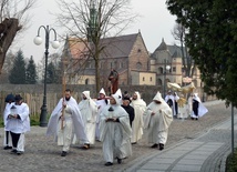 W eucharystycznej procesji niesione są relikwie i figura św. Rocha, patrona na czas epidemii.