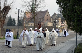 W eucharystycznej procesji niesione są relikwie i figura św. Rocha, patrona na czas epidemii.