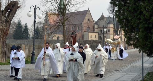 W eucharystycznej procesji niesione są relikwie i figura św. Rocha, patrona na czas epidemii.