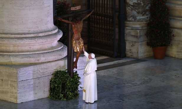 Franciszek pod krzyżem