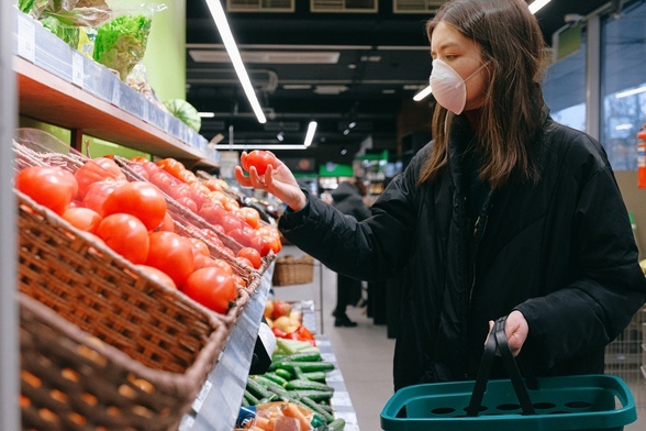 Ponad 100 tys. wolontariuszy z polskich diecezji pomaga potrzebującym