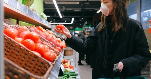 Ponad 100 tys. wolontariuszy z polskich diecezji pomaga potrzebującym