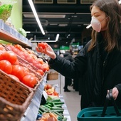 Ponad 100 tys. wolontariuszy z polskich diecezji pomaga potrzebującym