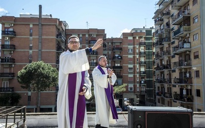 Rzym. Trzech księży na dachu modli się z mieszkańcami