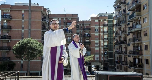 Rzym. Trzech księży na dachu modli się z mieszkańcami