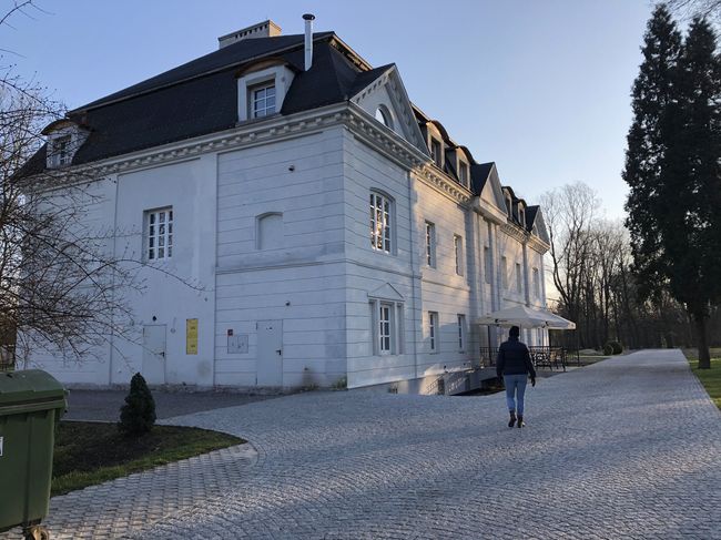 Stalowa Wola, dzielnica Charzewice. Jeden z budynków pełni rolę eleganckiego lokalu gastronomicznego.