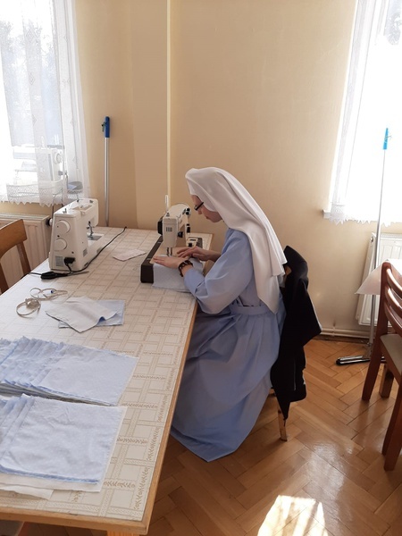 Archidiecezja. Siostry służebniczki szyją maseczki