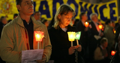Całe Włochy na modlitwie. Różaniec w klinice Gemelli w 15. rocznicę śmierci papieża
