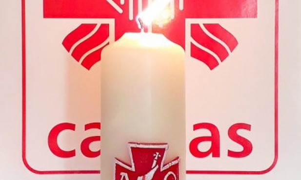 #Zostańwdomu. Zapal święcę wirtualnie. Pomóż z serca realnie!