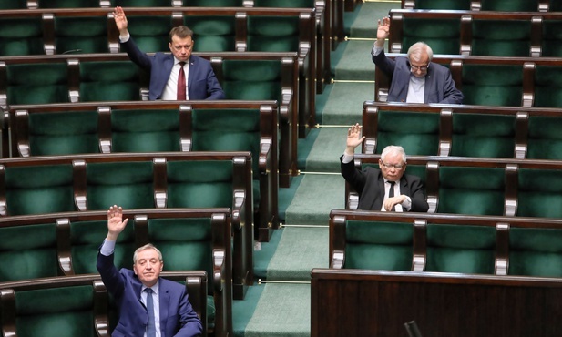 Sejm częściowo przyjął, a częściowo odrzucił poprawki Senatu do ustaw "koronawirusowych"