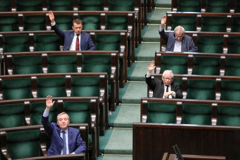 Sejm częściowo przyjął, a częściowo odrzucił poprawki Senatu do ustaw "koronawirusowych"