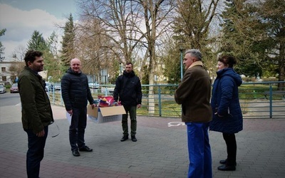 Stalowa Wola, szpital. Przekazanie przyłbic.