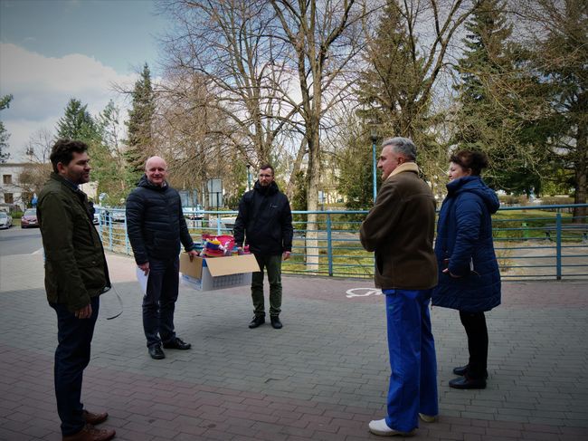 Stalowa Wola, szpital. Przekazanie przyłbic.