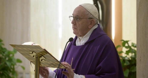 Papież zachęca Polaków do zawierzenia siebie Bożemu Miłosierdziu i wstawiennictwu św. Jana Pawła II