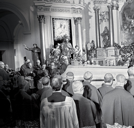 29 maja 1981 r., nazajutrz po śmierci Prymasa Tysiąclecia, przeniesiono trumnę 
do kościoła Wniebowzięcia NMP i św. Józefa Oblubieńca, gdzie społeczeństwo mogło oddać mu hołd.