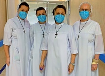 Służebniczki dębickie z Polski razem z włoskimi lekarzami i pielęgniarkami stanęły do walki z koronawirusem w Neapolu.