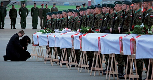 10 kwietnia 2010 r. w katastrofie polskiego samolotu TU-154  pod Smoleńskiem zginęło 96 osób, wśród nich prezydent Lech Kaczyński i jego małżonka Maria. Trumny z ciałami ofiar przez kilka dni witano na warszawskim lotnisku wojskowym.