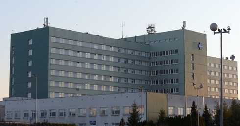 Szpital poszukuje wolontariuszy, którzy pomogą personelowi w opiece nad pacjentami, choćby w karmieniu pacjentów czy dostarczaniu im paczek przygotowanych przez rodziny.