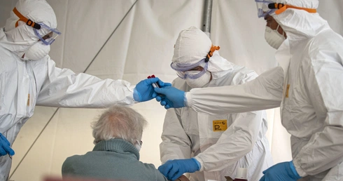 O 727 wzrosła liczba zmarłych osób zakażonych koronawirusem we Włoszech