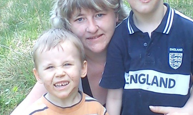 Kamila wraz ze swoimi synami Dawidem i Miłoszem.