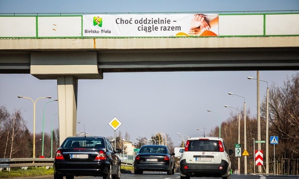 Region. Kolorowe plakaty w oknach i banery na mostach dodają otuchy w czasie epidemii 