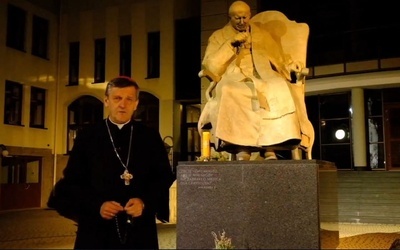 Bp Roman Pindel 2 kwietnia 2020 r. o 21.37 przed pomnikiem św. Jana Pawła II.