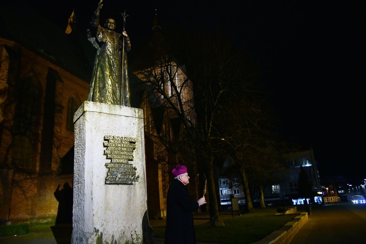 Modlitwa biskupa za diecezję przy pomniku św. Jana Pawła II