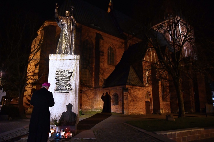 Modlitwa biskupa za diecezję przy pomniku św. Jana Pawła II