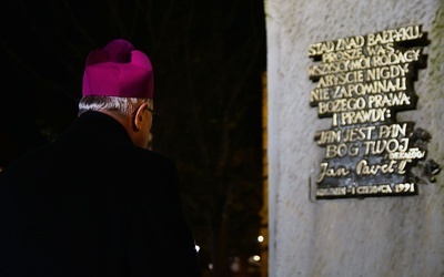 Modlitwa biskupa za diecezję przy pomniku św. Jana Pawła II