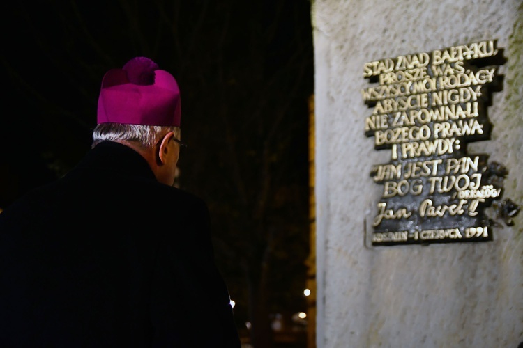 Modlitwa biskupa za diecezję przy pomniku św. Jana Pawła II