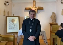 Bp Roman Pindel w kaplicy kurialnej po Różańcu o 20.30, 2 kwietnia 2020 r.