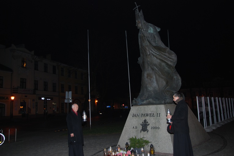 Przy pomniku modlili sie łowiccy biskupi.