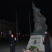 Przy pomniku modlili sie łowiccy biskupi.