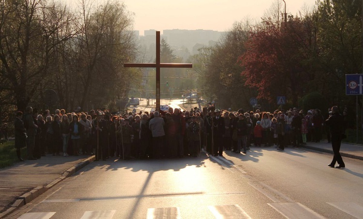 Tak było w 2014 roku - Miejska Droga Krzyżowa w Bielsku-Białej Leszczyny - Złote Łany