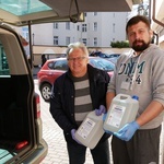300 litrów płynu do dezynfekcji rąk od gdańskiej Caritas dla szpitala Copernicus