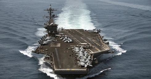 Kapitan lotniskowca ogarniętego pandemią nie zostanie wydalony z marynarki wojennej