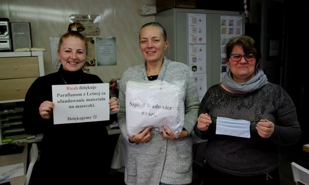 Pracowniczki "Ruah"(od lewej): Kamila Drzewiecka, Barbara Biegun i Katarzyna Heczko (brakuje jeszcze Barbary Kurko), które szyją maseczki ochronne dla pracowników medycznych.