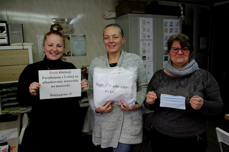 Pracowniczki "Ruah"(od lewej): Kamila Drzewiecka, Barbara Biegun i Katarzyna Heczko (brakuje jeszcze Barbary Kurko), które szyją maseczki ochronne dla pracowników medycznych.