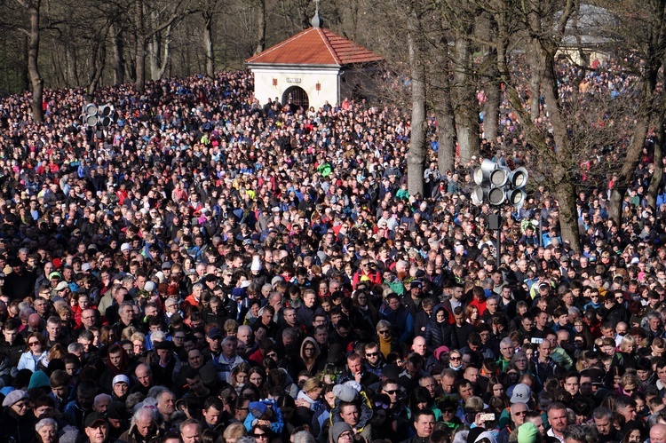 Sanktuarium pasyjno-maryjne w Kalwarii Zebrzydowskiej zaprasza do uczestnictwa w wydarzeniach Wielkiego Tygodnia poprzez internet